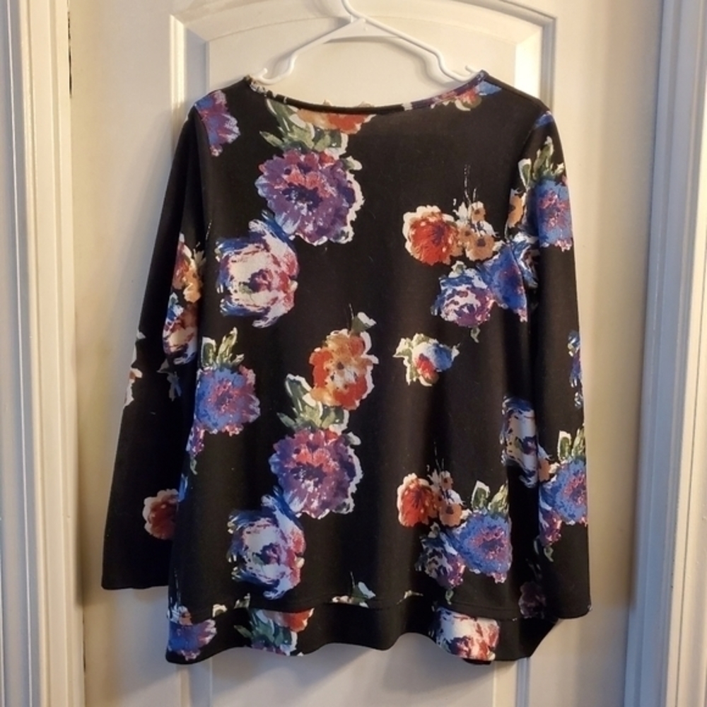 Women's Soft Surroundings top. Medium. Flowers. Like new. Long sleeve. - Picture 2 of 8